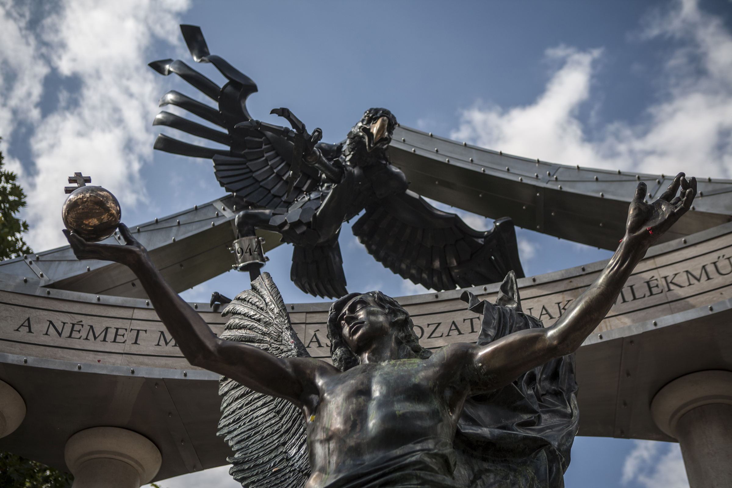 20140801kozteri-szobrok-budapestmegszallasi-emlekmu-alkoto2.jpg