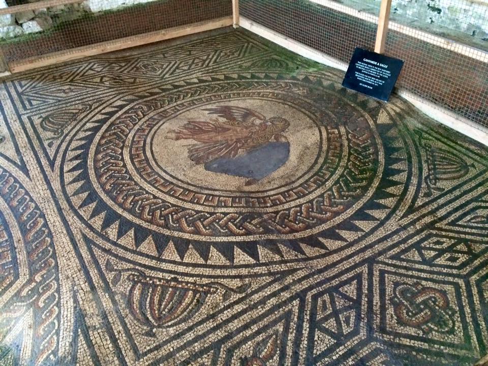 kétezer éves mozaikok között...