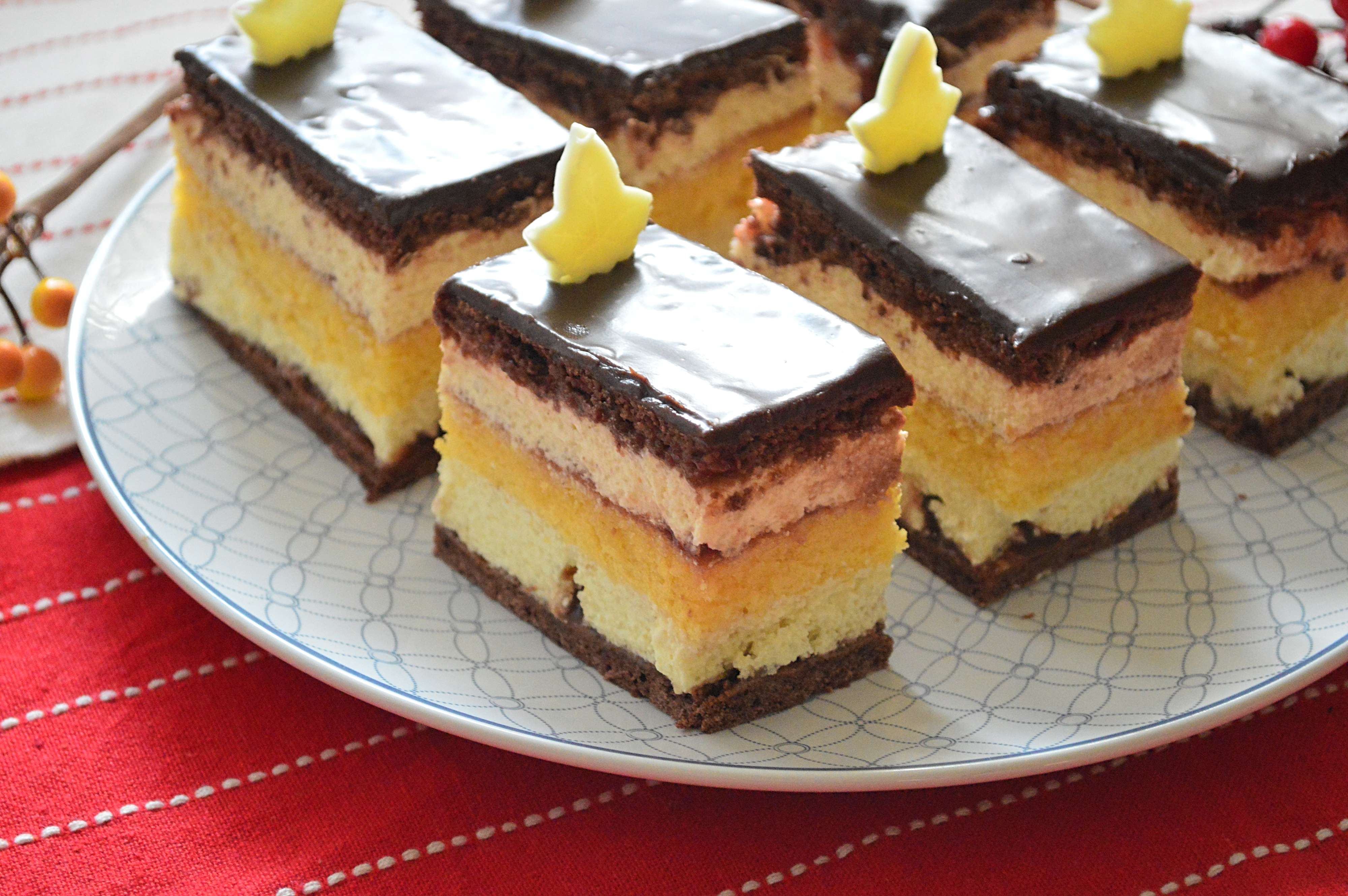 Így készül ez a finom Sárika szelet, kell hozzá  liszt, tojás meg jó adag szeretet