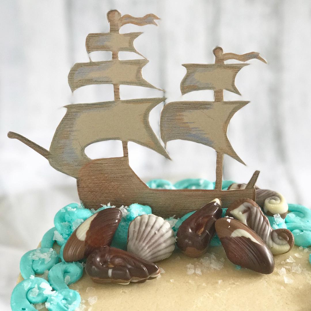 14_egy_kartohajoval_feldobott_torta_plusz_egyis_kagylo_alaku_belga_csoki_es_kesz_is_a_nyari_tengerparti_kikoto.jpg