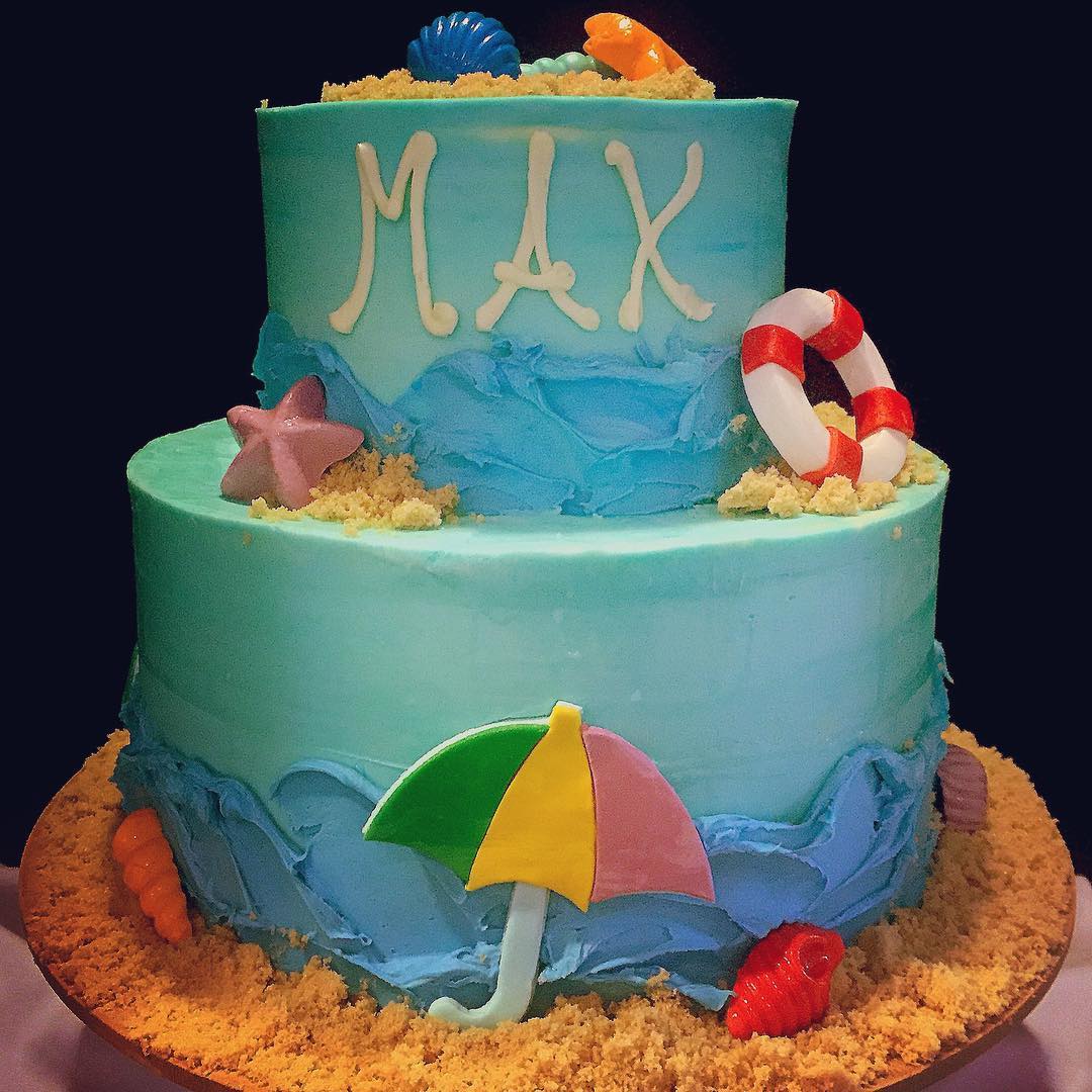 16_max_aztan_igazan_tengerparti_hangulatott_kapott_a_tortajan.jpg