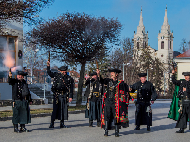 "A magyarság népi hősei" Kertai Zalán festőművész kiállításának megnyítója Zircen