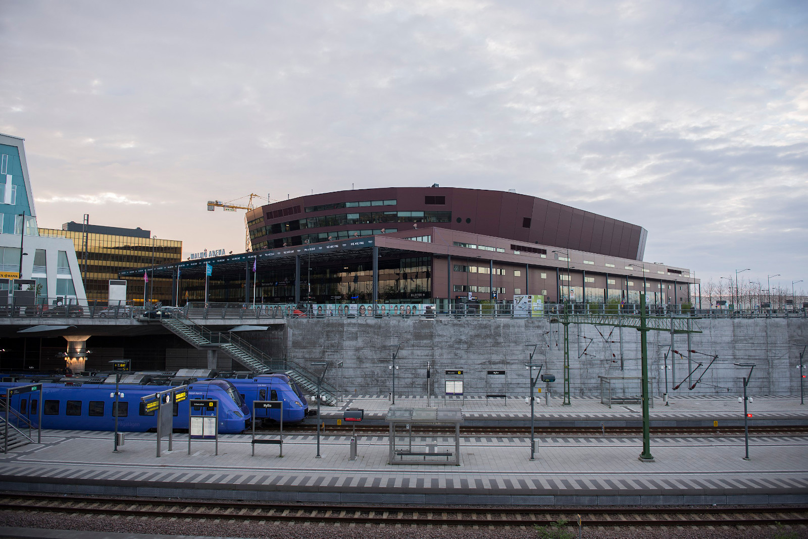 A megálló és a felette magasodó Malmö Arena