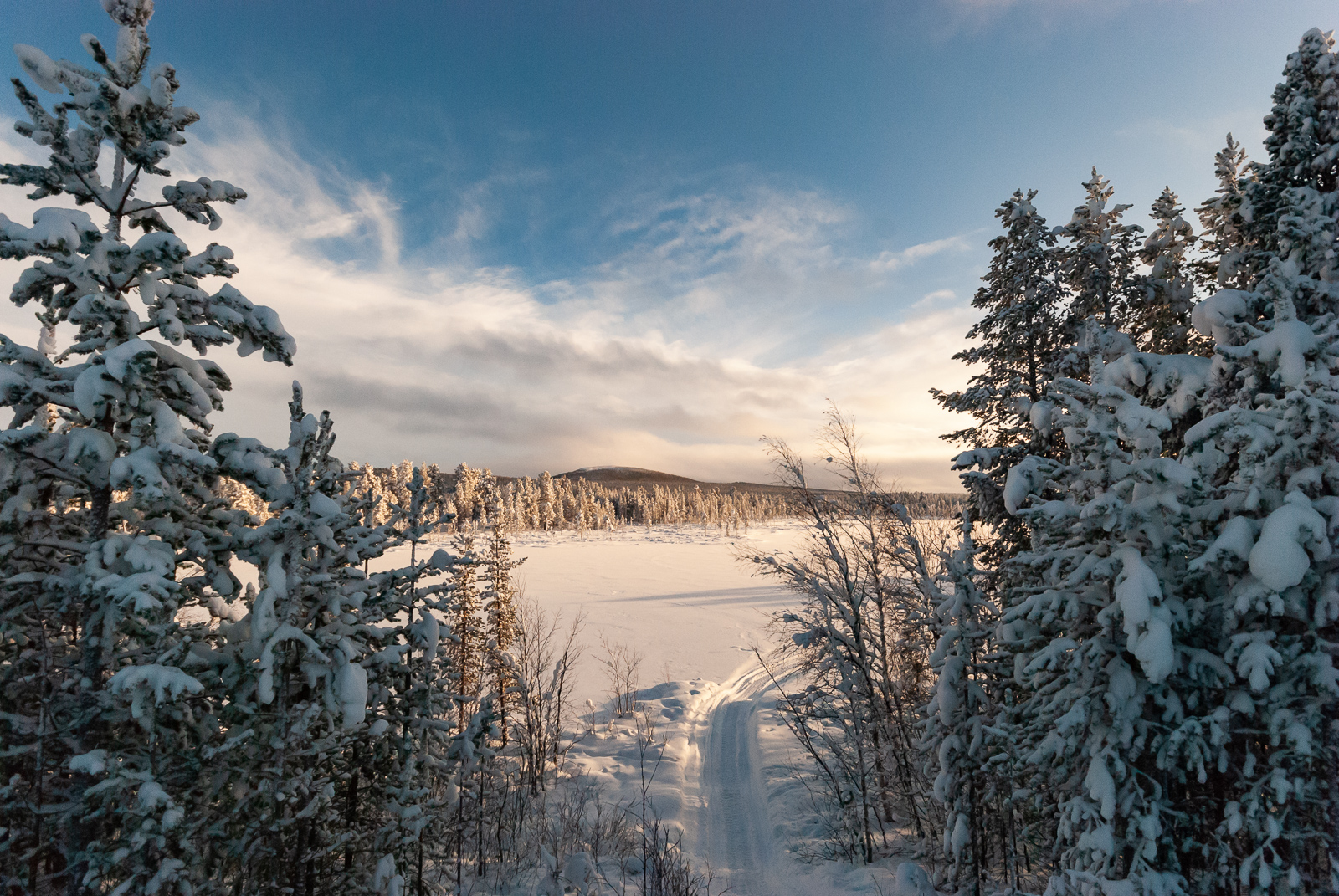 Befagyott tó Kiruna közelében