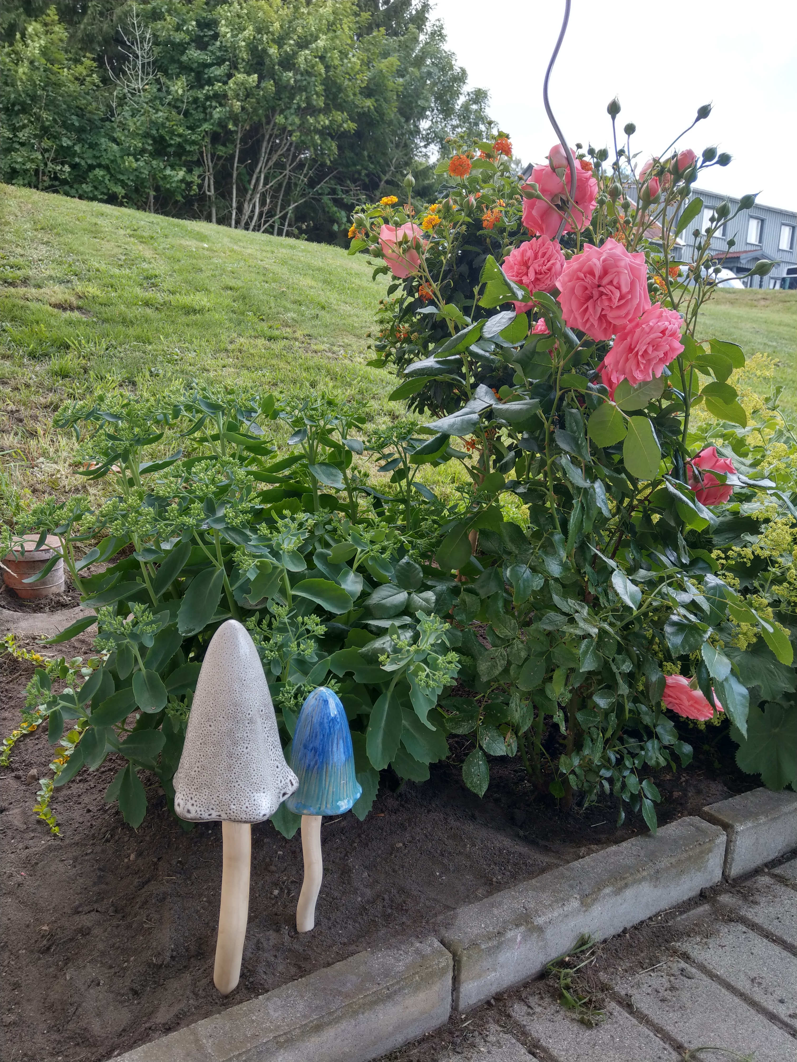 A mini előkert - rózsákkal és kerámiagombákkal