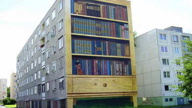 Ilyen menő is lehet egy panel: könyvespolc a ház oldalában Barcikán!