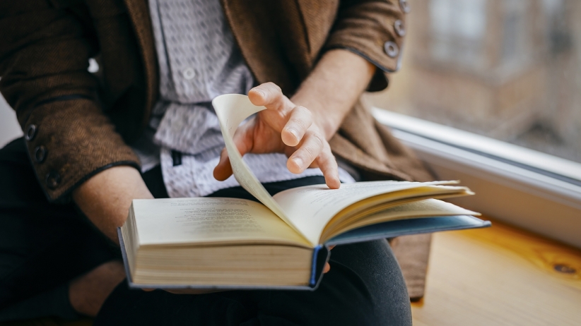 635952521794283377-2097416431_20150729211514-man-reading-book-hipster_3.jpeg