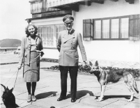 hitler_eva_braun_blondi_foto_kk.jpg