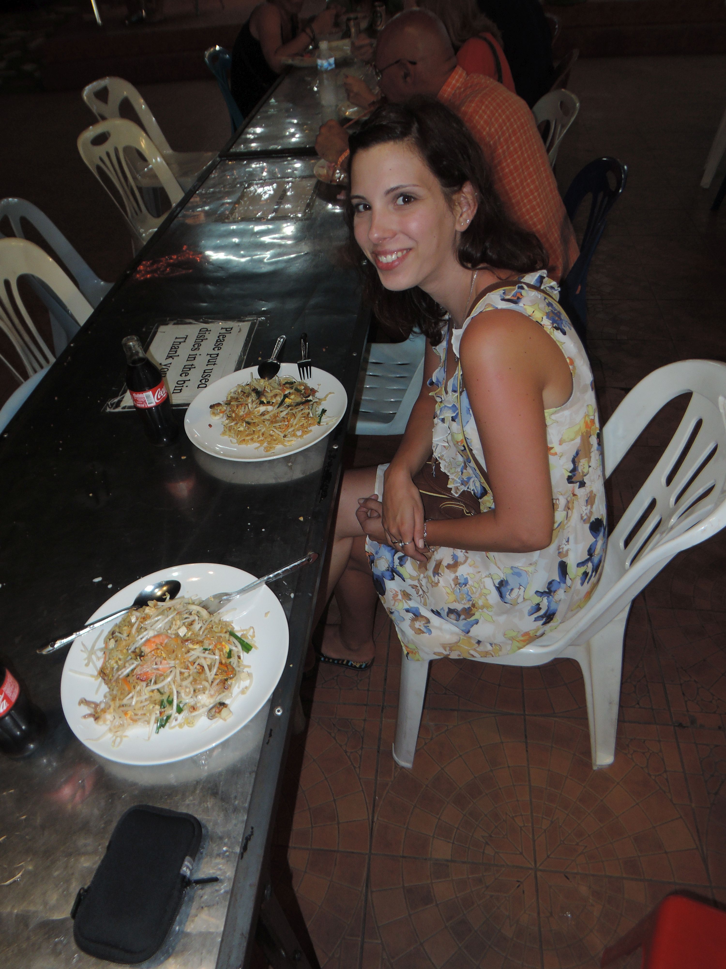 Pad thai - üvegtészta, tojás, csírabab, hús vagy tenger gyümölcsei, fűszerek, pirított dióval meghintve, wokban elkészítve.