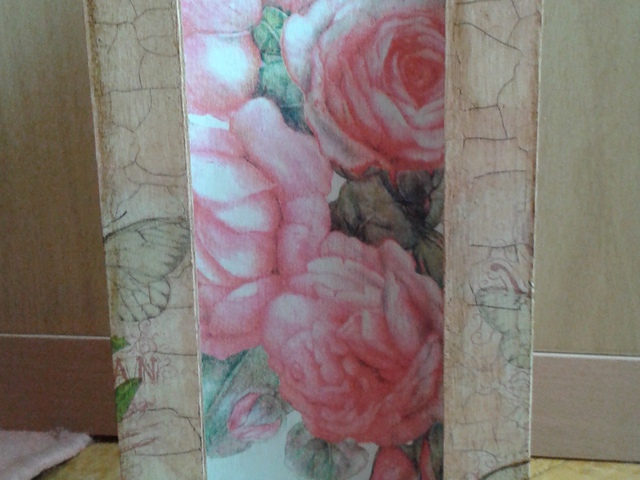 Rózsás papírzsebkendő tartó