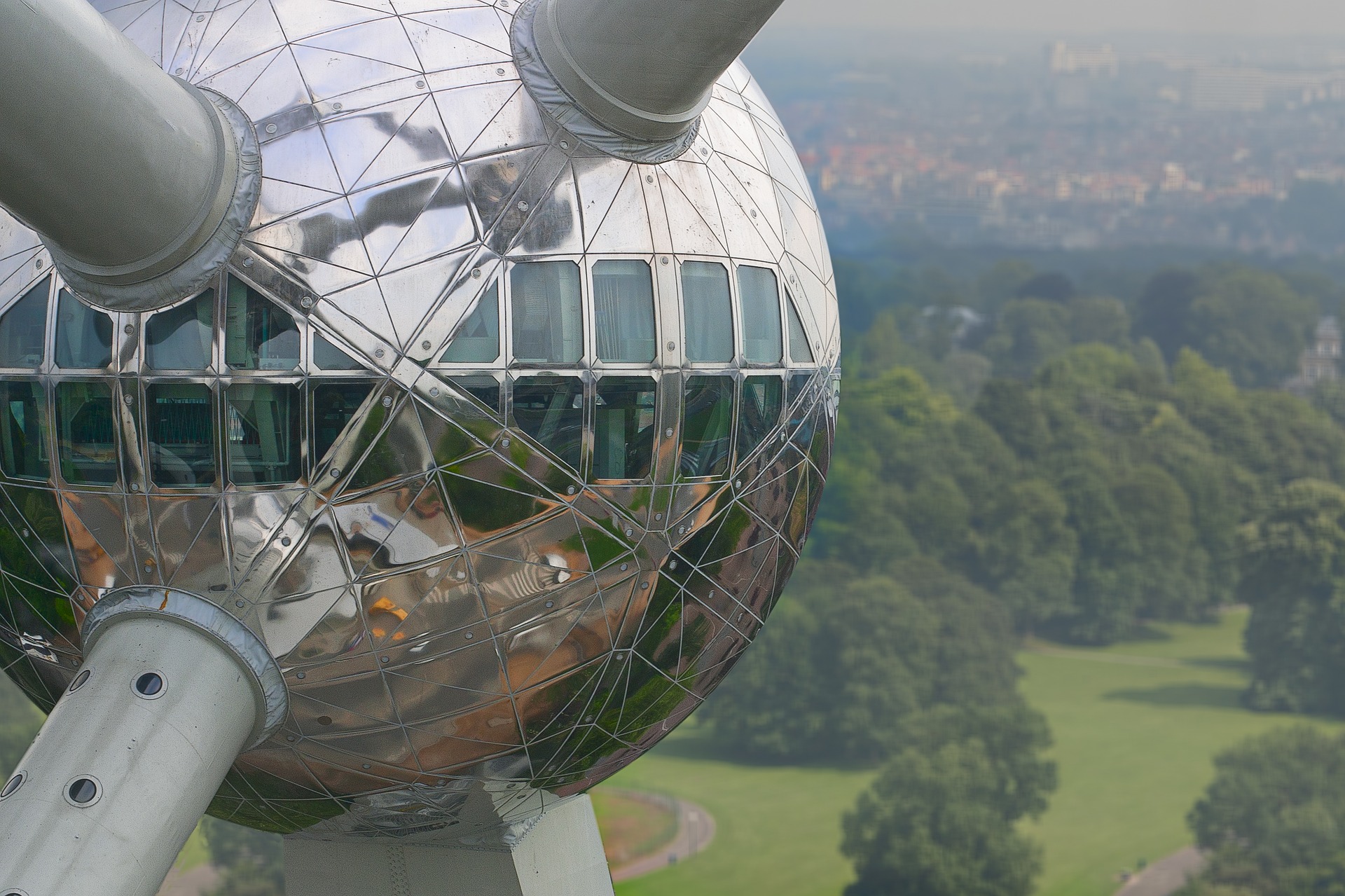 atomium-2420447_1920.jpg