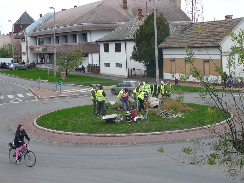 Körforgalomban közmunkások.jpg