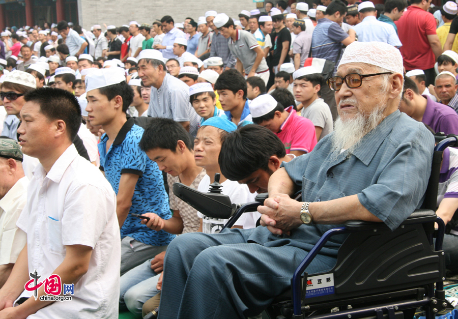Muszlim vallású hui férfiak ünnepelnek Pekingben. A hui nemzetiség Kína-szerte sok felé előfordul, főleg északon.
