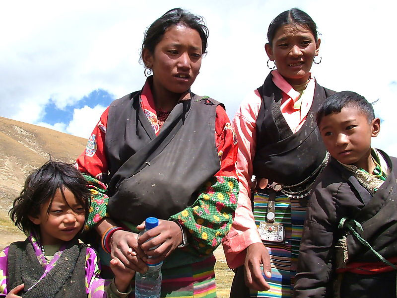 Tibeti emberek, elég egyedi, jól megkülönböztethető megjelenéssel.