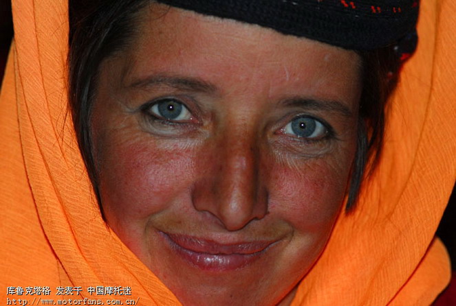 Az indoeurópai nyelvcsaládba tartozó tádzsikok is lehetnek merőben európaiasak. Esetenként még kék szeműek is.
