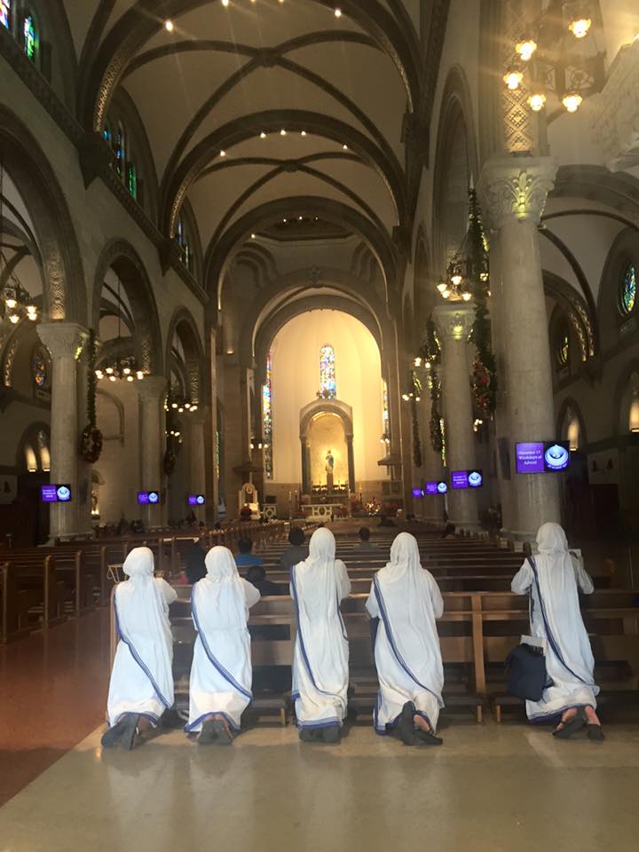 Manilai katedrális imádkozó apácákkal