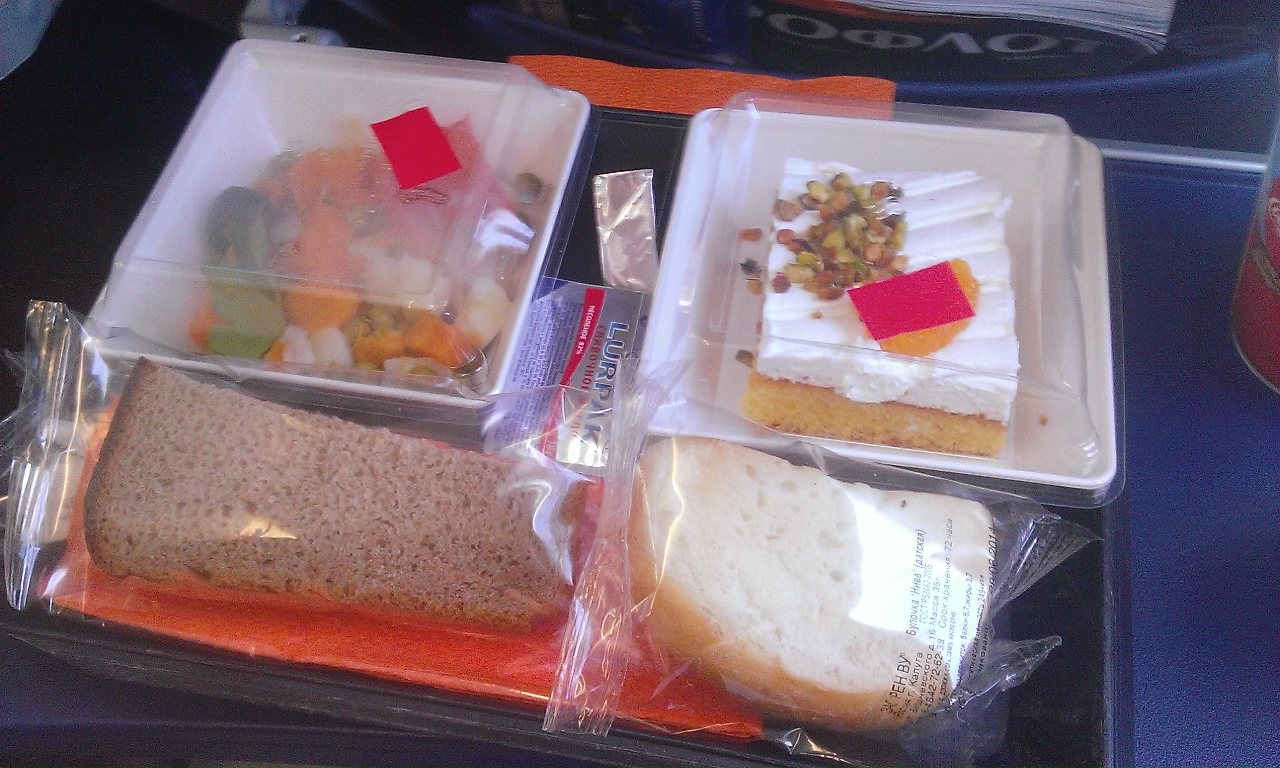 Aeroflot, Moszkva-Budapest, rövid út, átlagos színvonalú táplálék, a süti finom volt