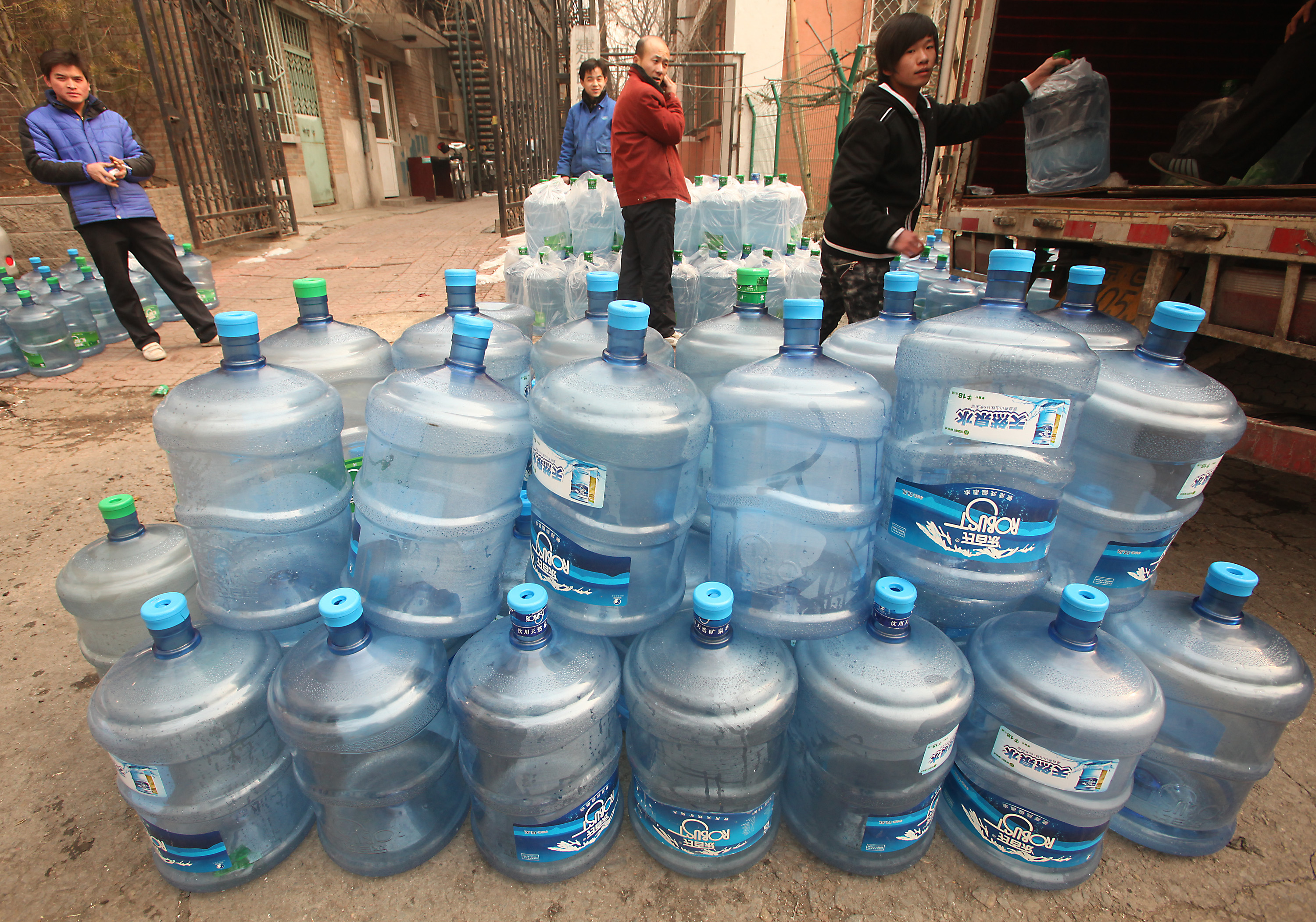 chinese-workers-deliver-drinking-water-to-housing-estate-beijing-137.jpg