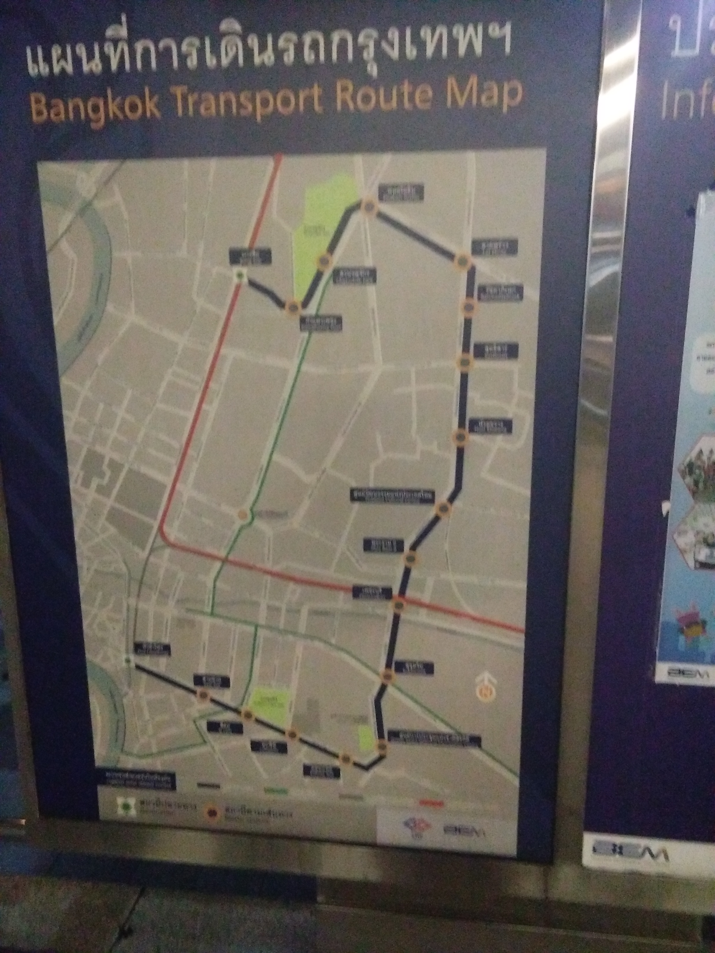 A metróvonalat és az átszállási kapcsolatait mutató térkép egy bangkoki metróállomás bejáratánál