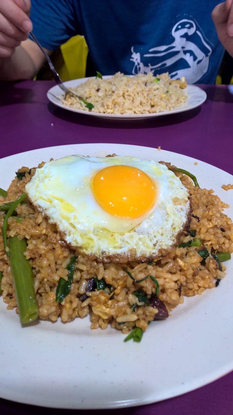 Tojásos nasi goreng, emlékeim szerint 7 ringgit körüli áron.