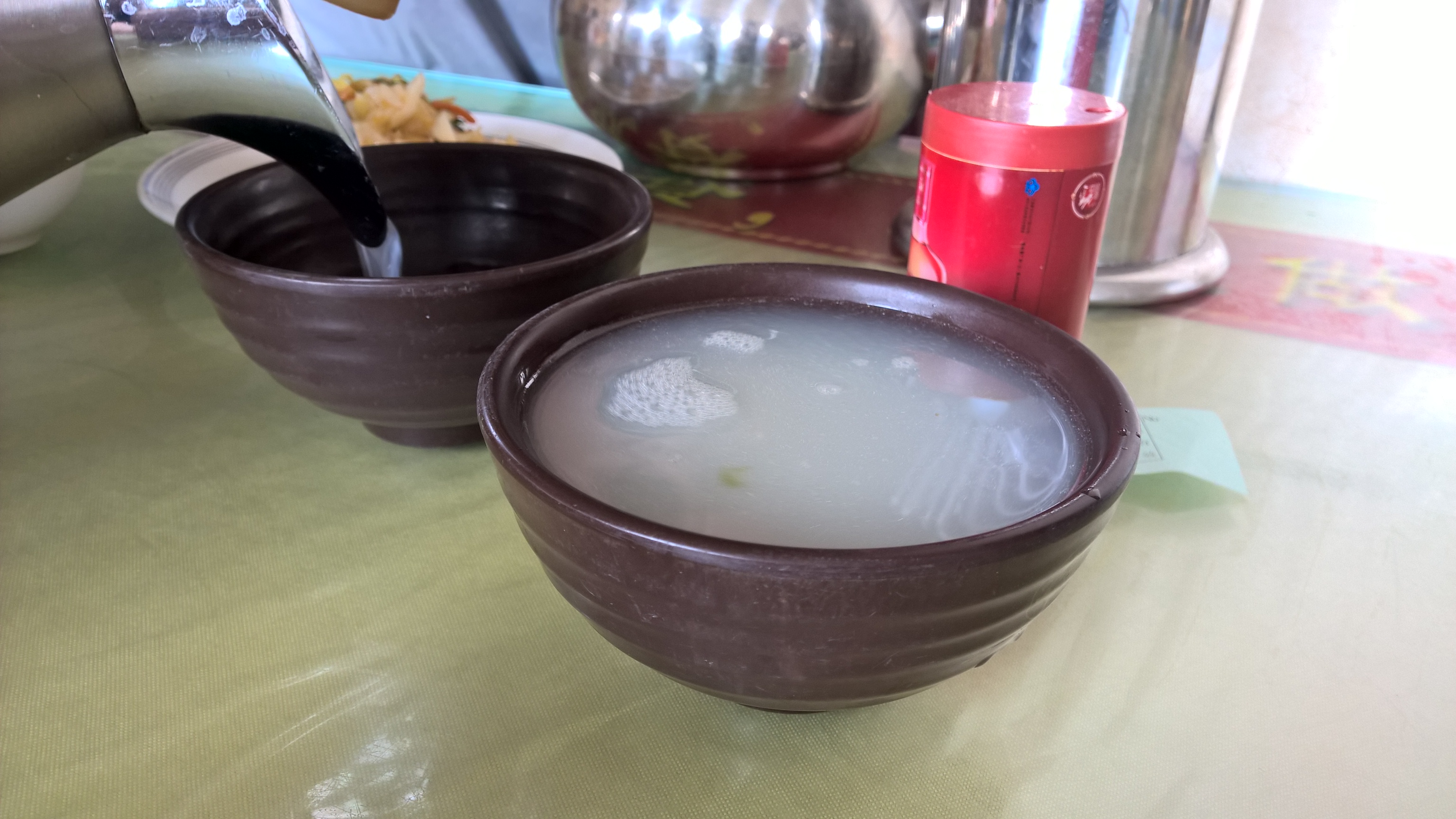 Xinjiangban az éttermekben a forró víz/tea helyett itt-ott birkalevest szolgálnak fel innivaló gyanánt. A húslé ízével semmi probléma.