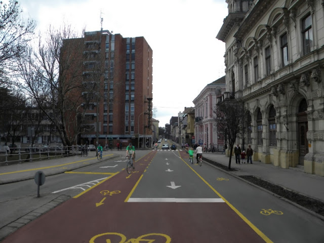 Oskola utcai kerékpársávok a Híd utca előtt kicsi.jpg