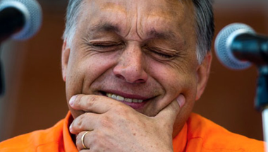Orbán Viktor szalmaszállal, vagy anélkül