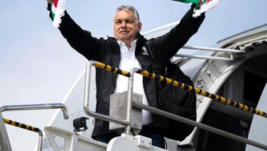 Orbán Viktor Katarban, az oktatás meg zavarban