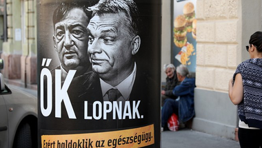 Négy ok, melyek miatt létkérdés a Fidesznek levakarni az utcákról a „lopós plakátokat”