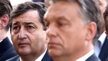 Orbán Viktor befalja az ellenzéki sajtót, megrágja, majd kiköpi