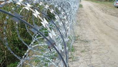 Hová tűnt több száz kilométernyi pengés kerítés a déli határról?
