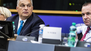 Amíg a néppártiak alkudozni szeretnének, Orbán újra emeli a tétet