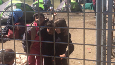 Migráns gyerek megvágta, magyar kormány gyógyítja