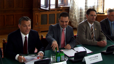 Öt jele annak, hogy a Fidesz jobbszélre, a Jobbik pedig középre tart