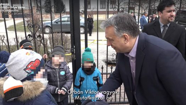 Orbán Viktor cukikampánnyal küzd a bevándorlók ellen