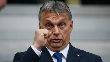 Orbán Viktor rúgott egyet Nyugat felé, de a markát még mindig feléjük tartja