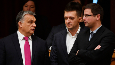 Robotokká alakított kormánypárti politikusok viszik a Fidesz választási kampányát