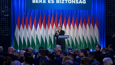 Bár a sajátjai sem értik igazán, mit, miért csinál, mégis követik Orbán Viktort