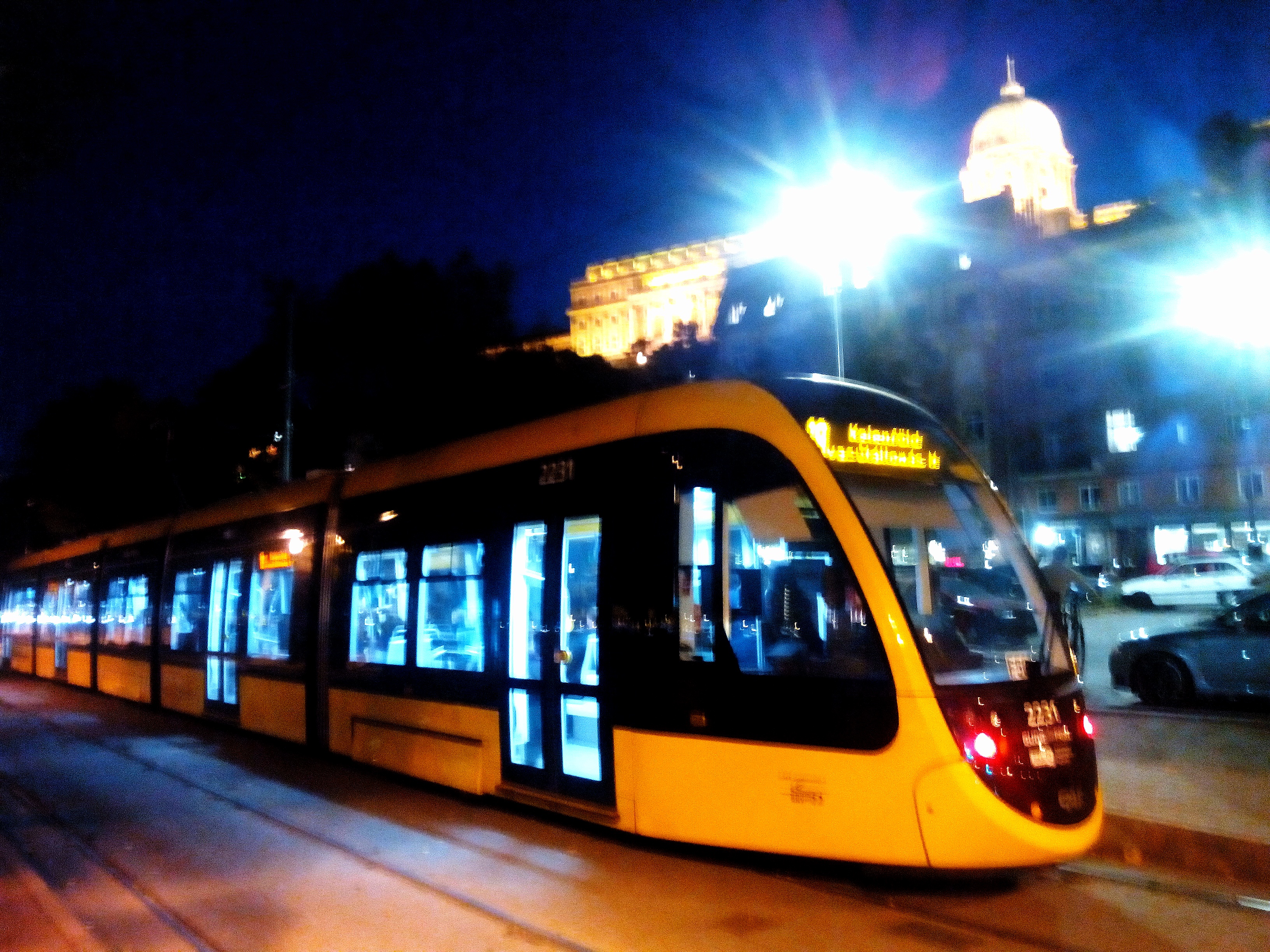 Vajon miért nem áll meg szombaton a 2-es metró a Kossuth ...