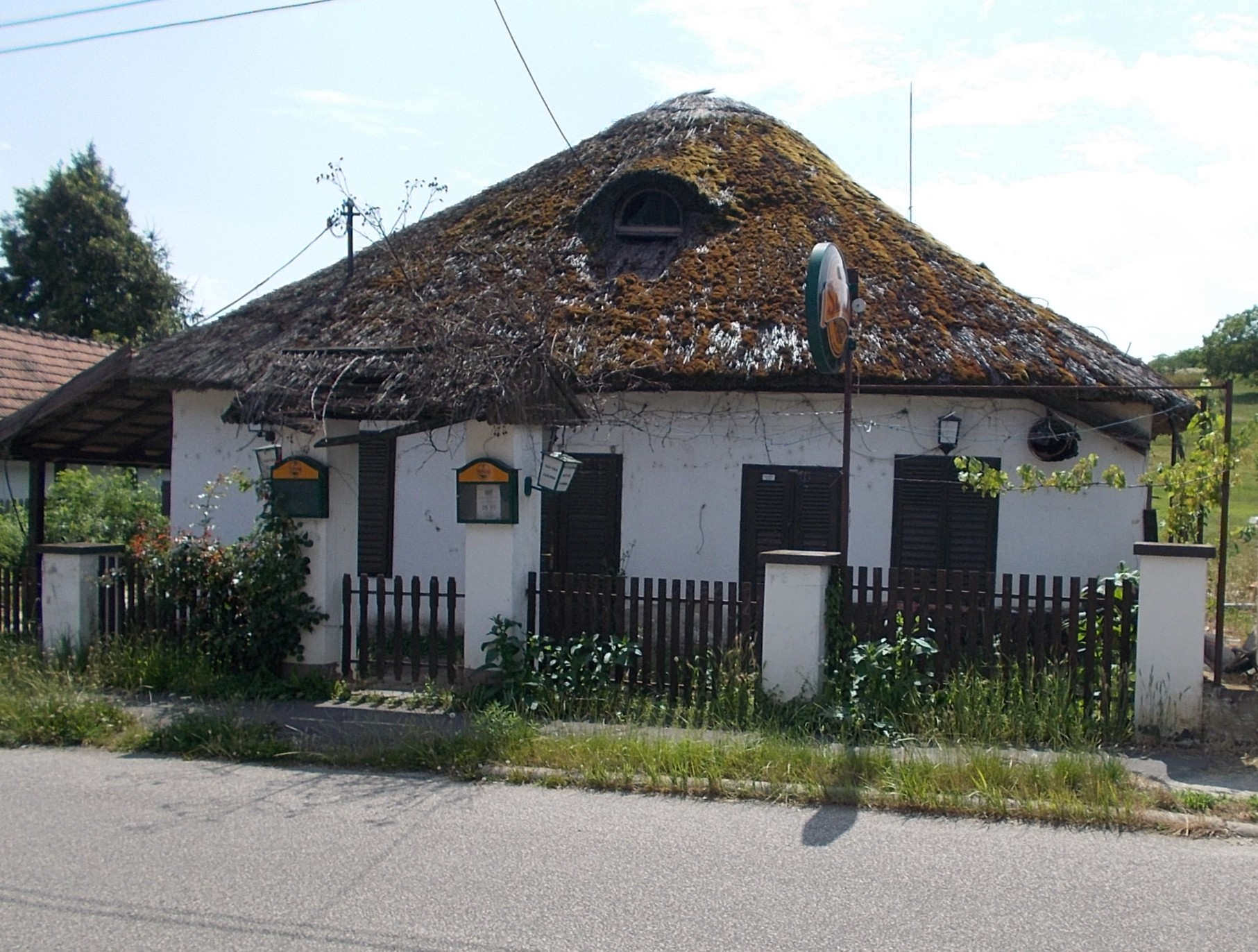 gatyas_csarda_listed_restaurant_at_105_fo_street_fonyod_2016_hungary_2.jpg