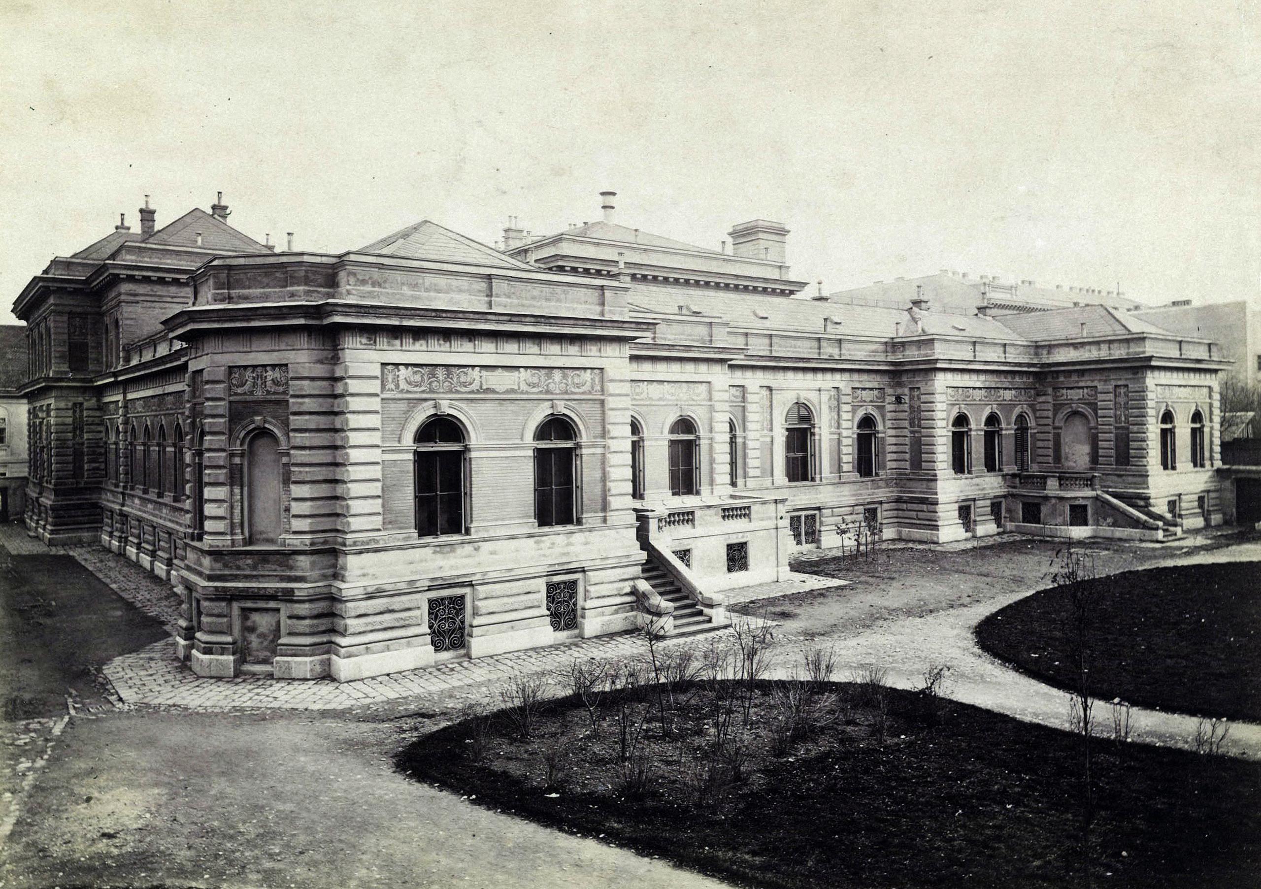 klosz_gyorgy_magyar_kiralyi_tudomanyegyetem_elettani_intezete_kesobb_az_elte_bolcseszettudomanyi_kar_e_epulete_a_felvetel_1876_es_1880_kozott_keszult.jpg