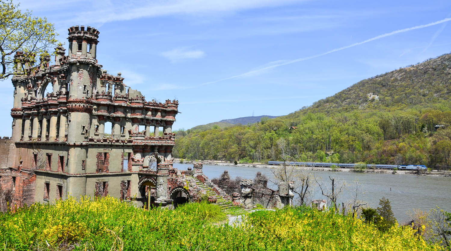 Bannerman-Castle-train-in-background.jpg