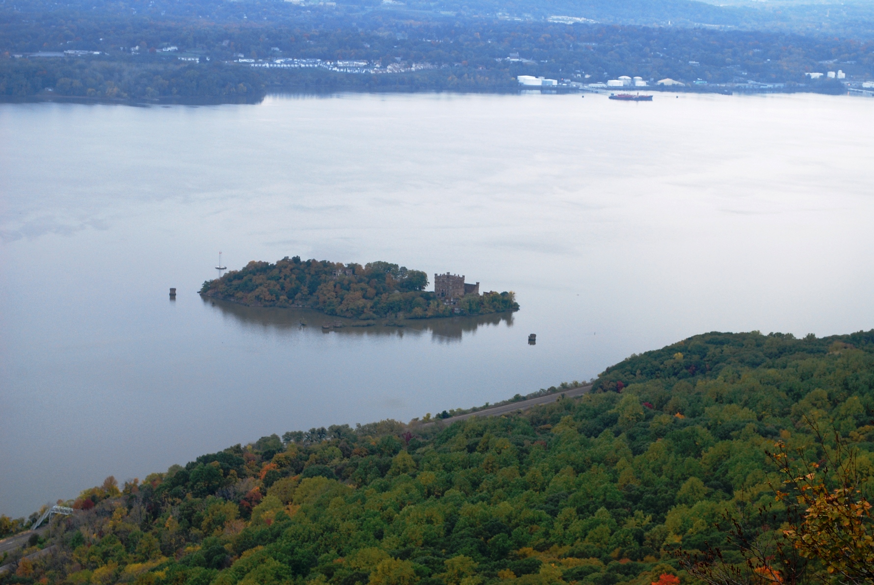 Bannerman_Castle_on_Pollepel_Island_viewed_from_atop_Breakneck_Ridge.JPG