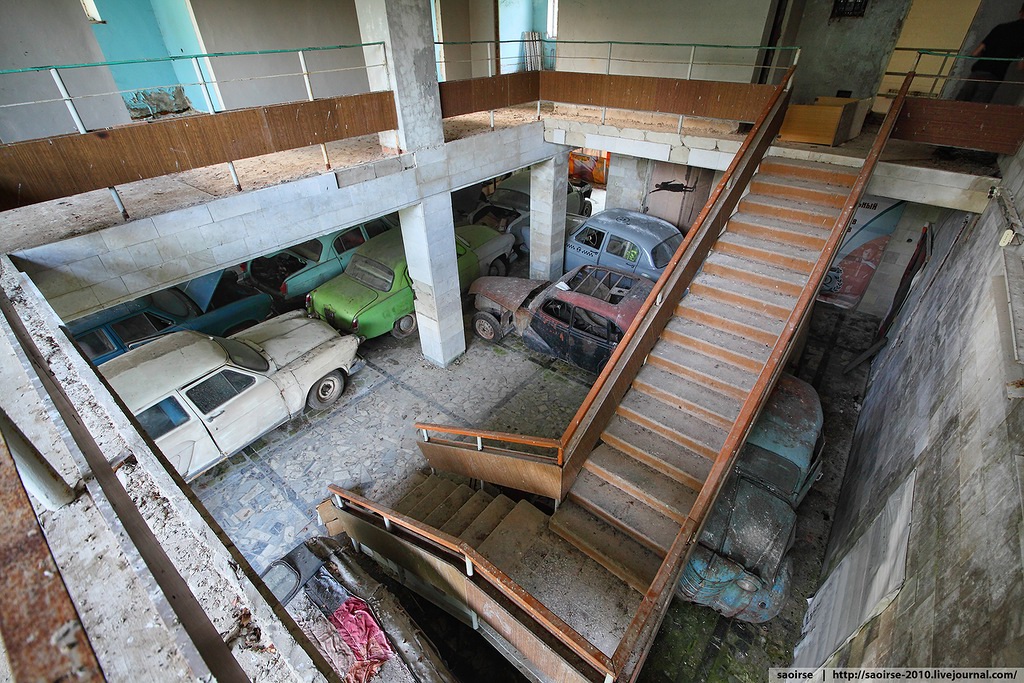 abandoned-summer-camp-retro-cars-russia-12.jpg