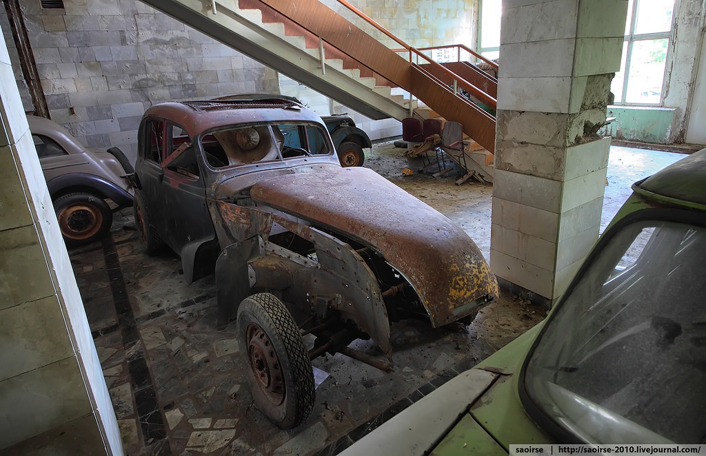 abandoned-summer-camp-retro-cars-russia-13.jpg