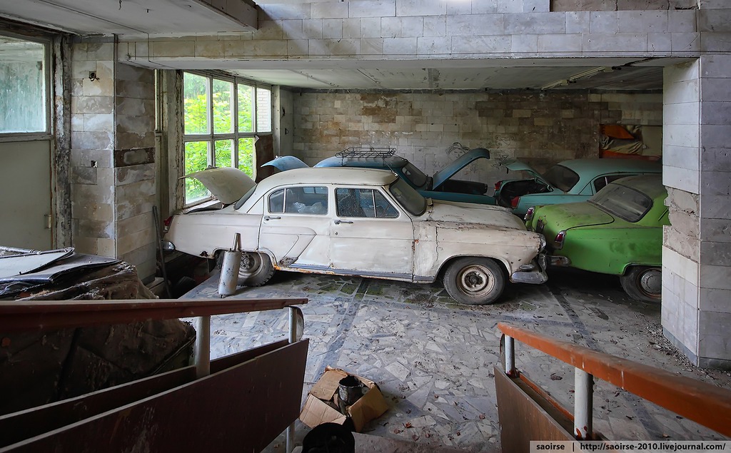 abandoned-summer-camp-retro-cars-russia-14.jpg