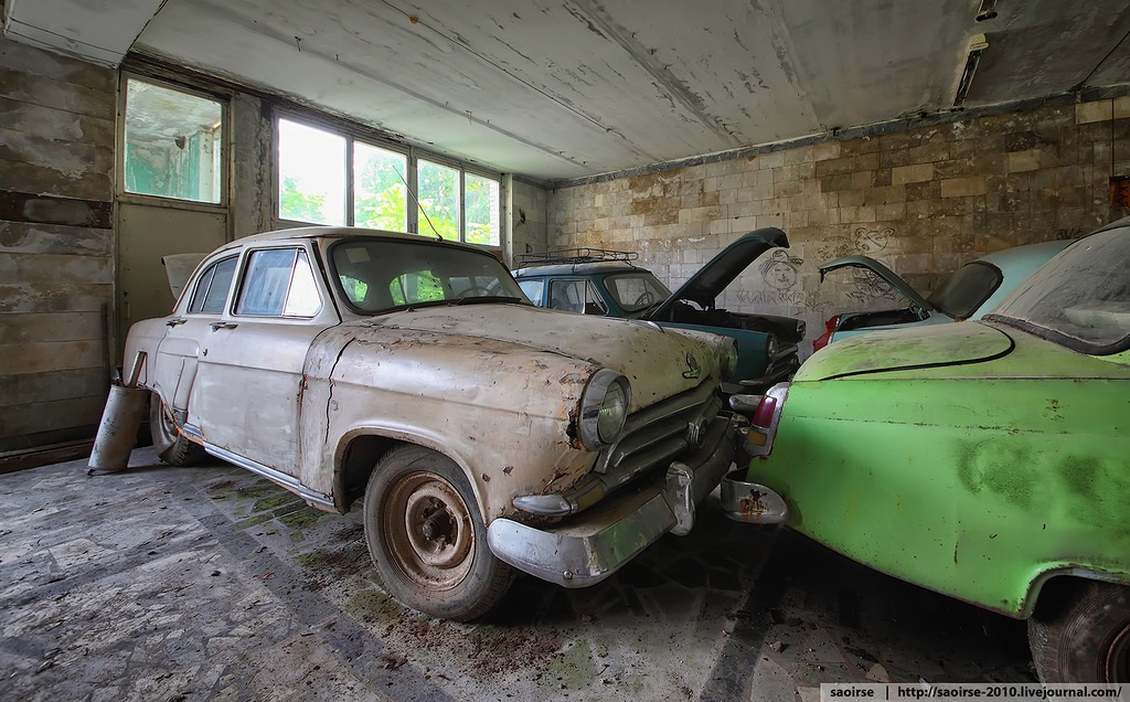 abandoned-summer-camp-retro-cars-russia-16.jpg