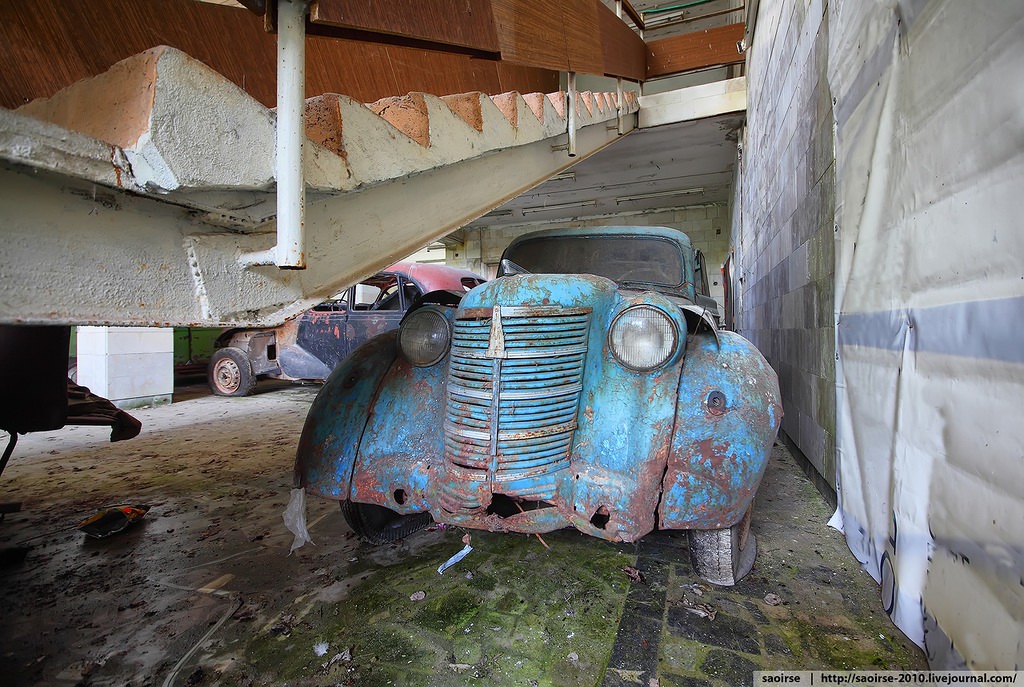 abandoned-summer-camp-retro-cars-russia-18.jpg