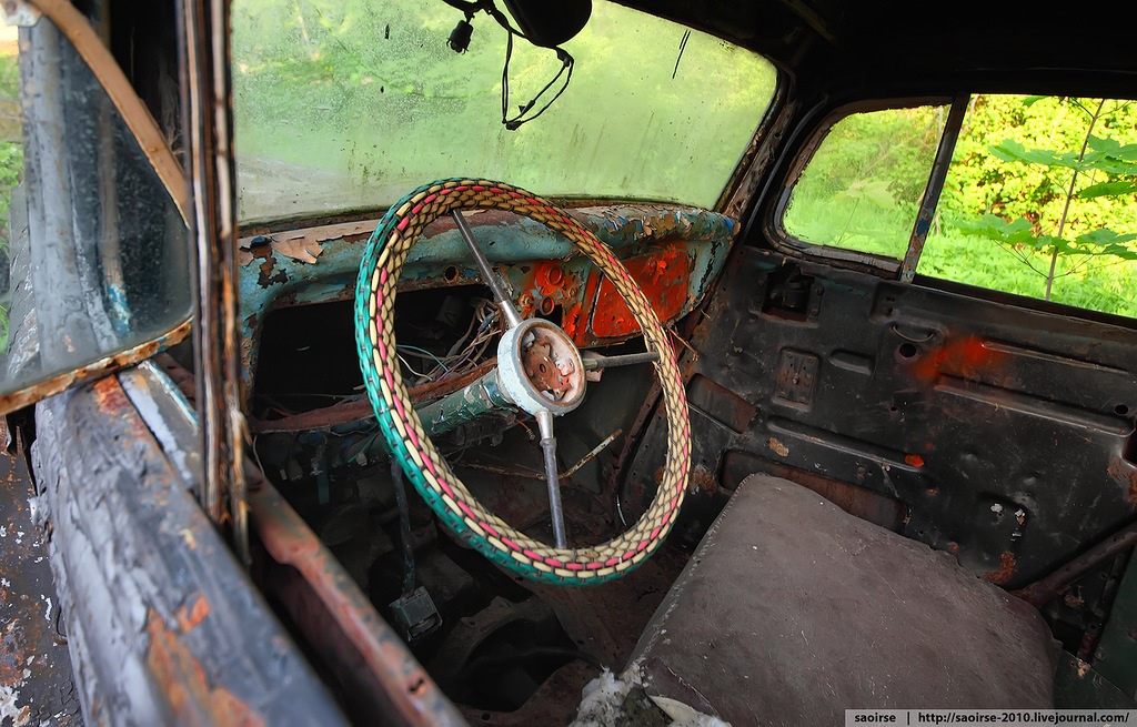 abandoned-summer-camp-retro-cars-russia-2.jpg