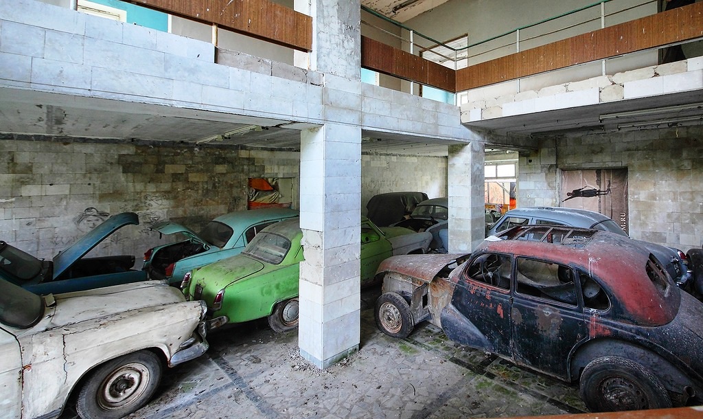 abandoned-summer-camp-retro-cars-russia-25_1.jpg